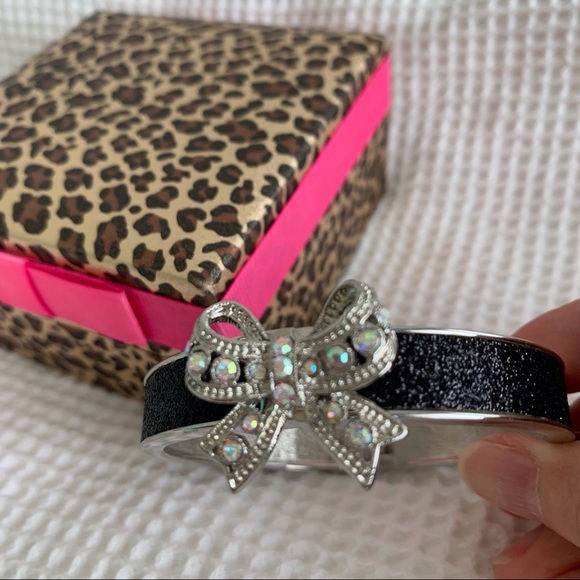 Betsy Johnson Rhinestone Bow Glitter Bangle Bracelet Black/silver - Picture 10 of 12